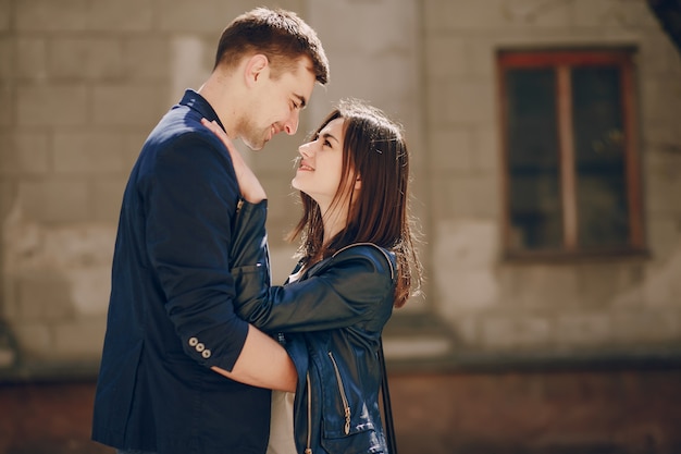 pareja en una ciudad