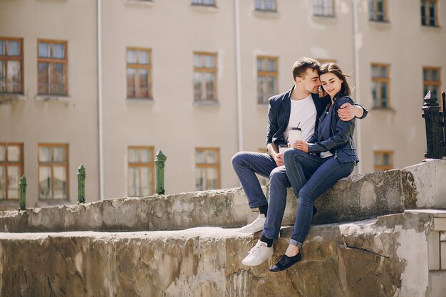 pareja en una ciudad