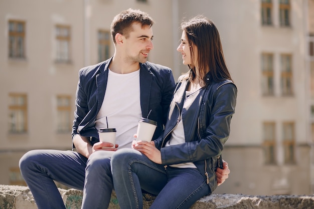 pareja en una ciudad