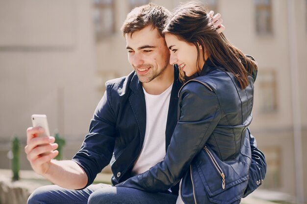 pareja en una ciudad