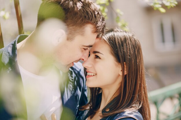 pareja en una ciudad