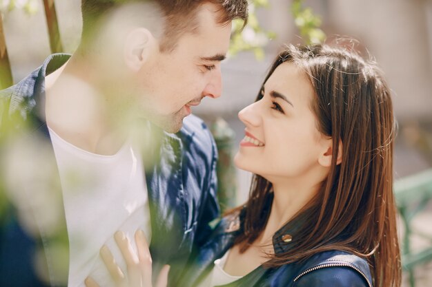 pareja en una ciudad