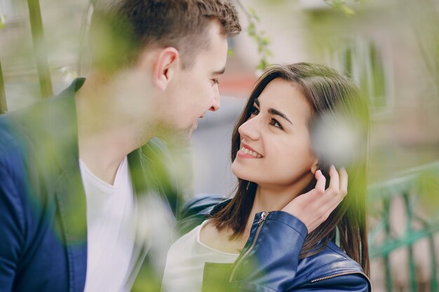 pareja en una ciudad