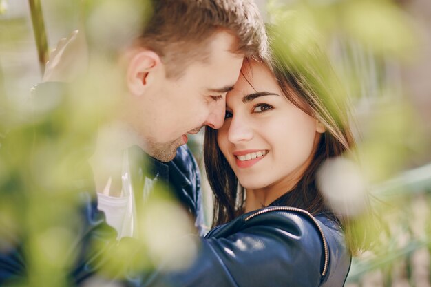 pareja en una ciudad