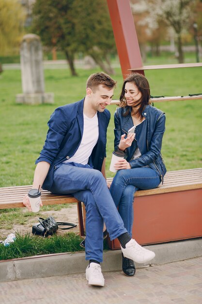 pareja en una ciudad