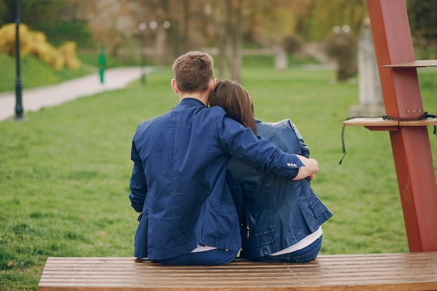 Foto gratuita pareja en una ciudad