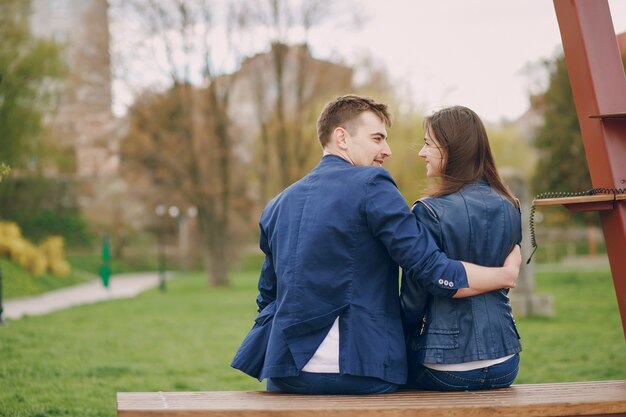 pareja en una ciudad