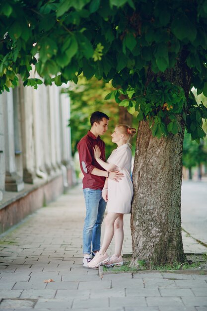 pareja en una ciudad