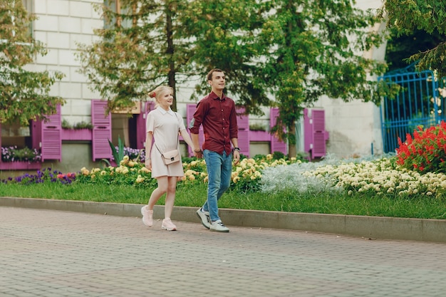 pareja en una ciudad