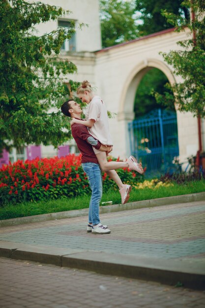 pareja en una ciudad