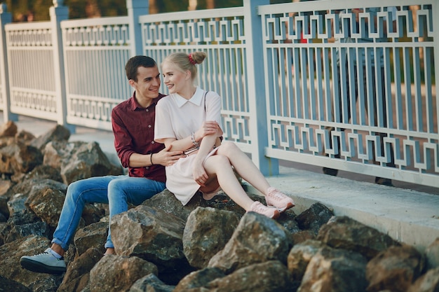 pareja en una ciudad