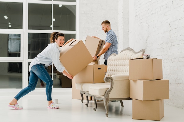 Pareja clasificando cajas de cartón