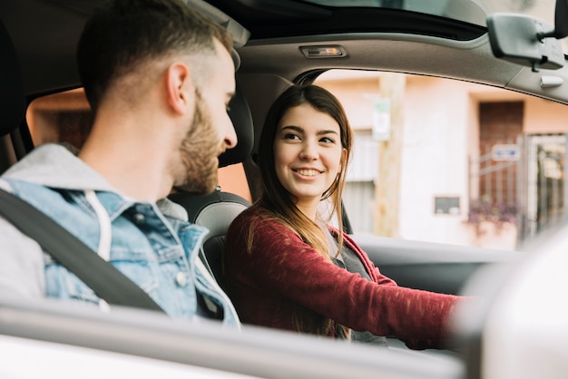 Pareja en coche