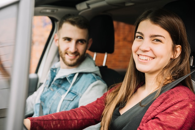 Pareja en coche