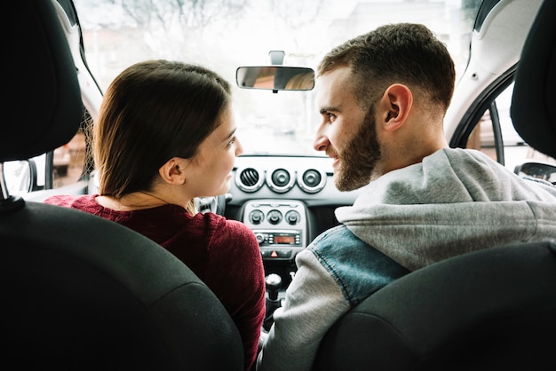 Pareja en coche