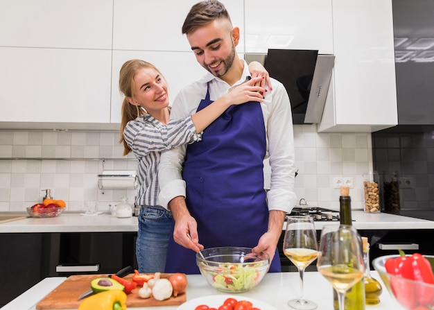 Pareja, cocina, ensalada, en, cocina