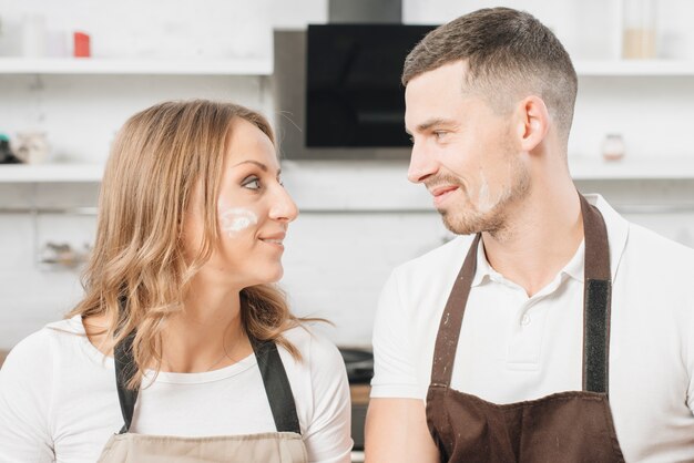 Pareja en cocina mirándose