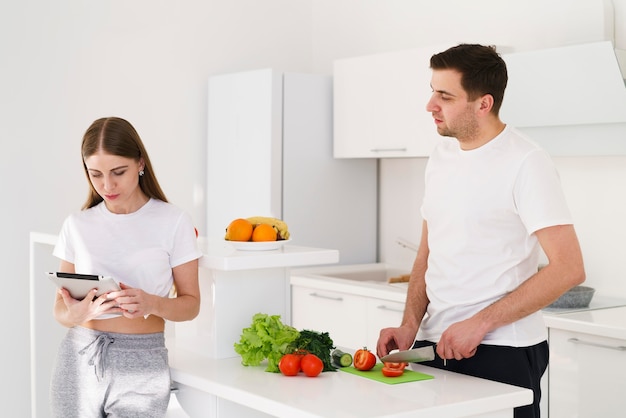 Pareja en cocina con tableta