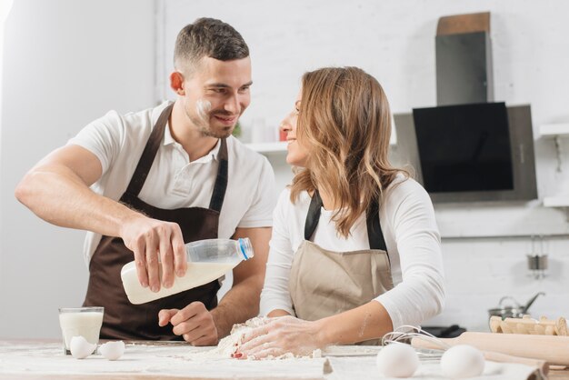 Pareja cocinando bizcocho juntos