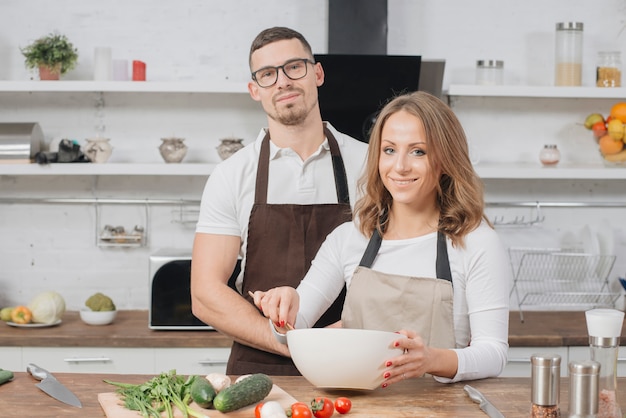 Pareja cocinando en casa