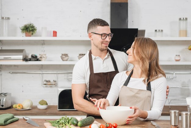 Pareja cocinando en casa