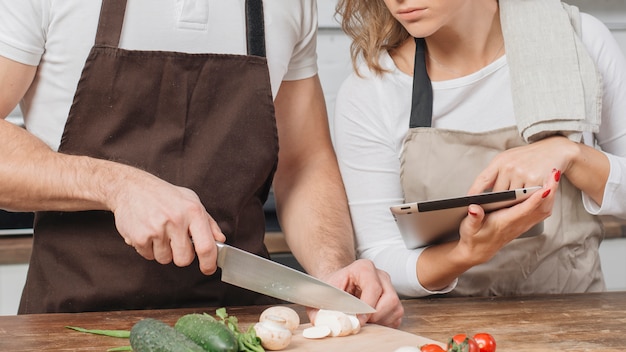 Pareja cocinando en casa