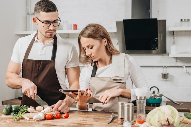 Foto gratuita pareja cocinando en casa