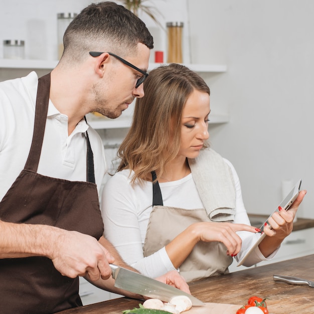 Pareja cocinando en casa