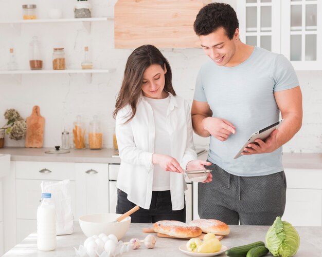 Pareja cocinando de cursos en línea