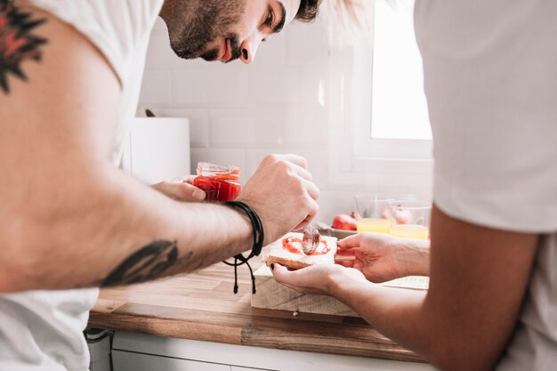 Pareja cocinando juntos