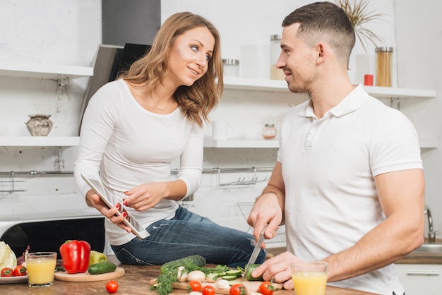 Foto gratuita pareja cocinando con tableta en casa