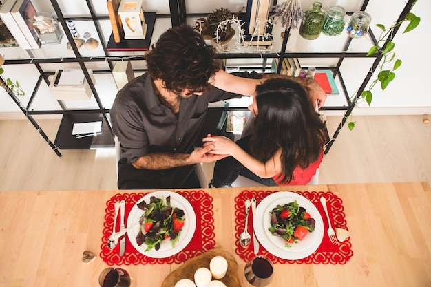 Foto gratuita pareja cogida de la mano vista desde arriba