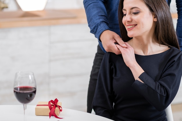 Foto gratuita pareja cogidos de la mano con espacio de copia