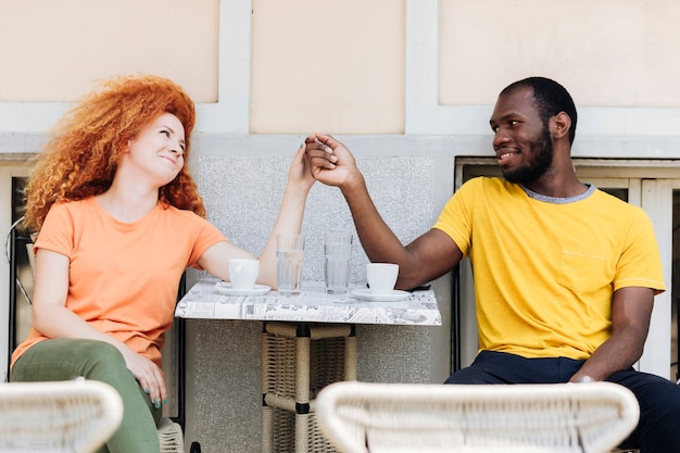 Pareja cogidos de la mano y mirando el uno al otro