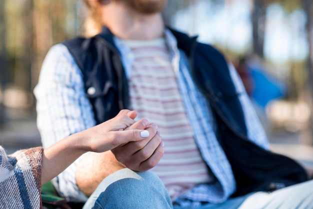 Pareja cogidos de la mano novio borroso