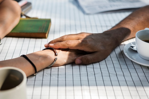 Foto gratuita pareja cogidos de la mano