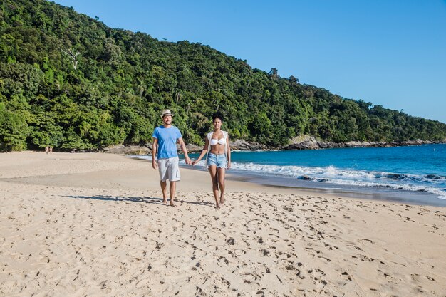 Pareja cogiendose las manos en la playa