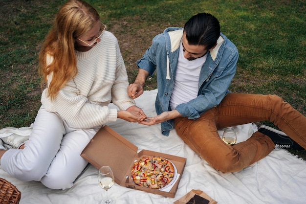 Pareja, comida, pizza, aire libre