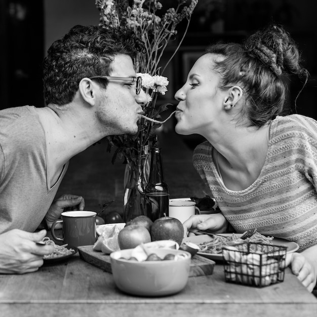 Pareja comiendo comida alimentando dulce concepto