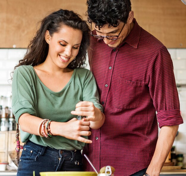 Pareja comiendo comida alimentando dulce concepto