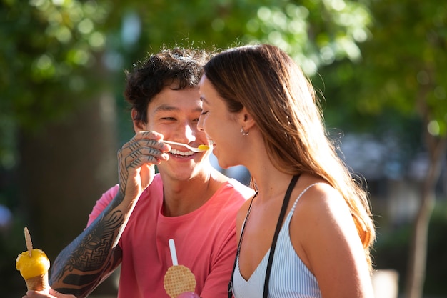 Pareja comiendo helado mientras viaja