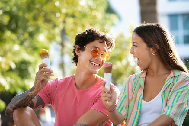 Foto gratuita pareja comiendo helado mientras viaja