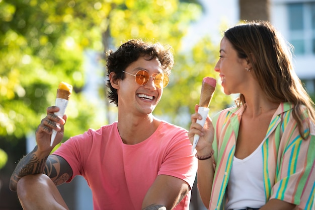 Pareja comiendo helado mientras viaja