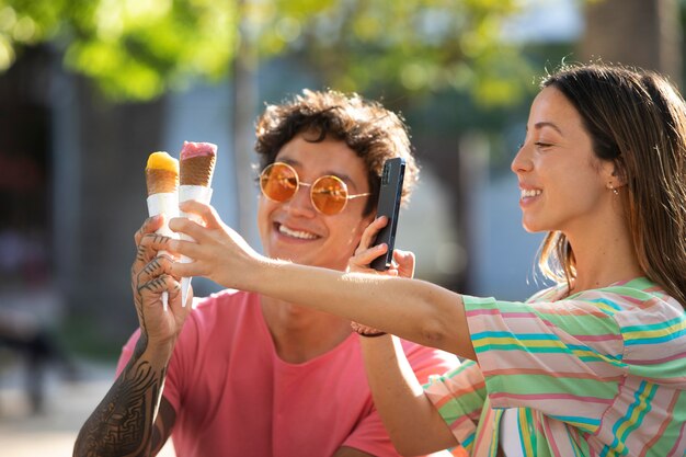 Pareja comiendo helado mientras viaja