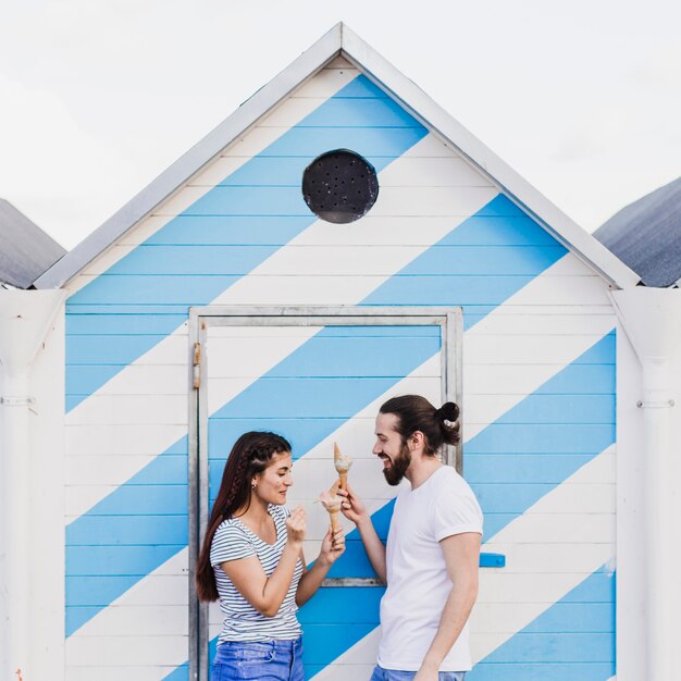 Pareja comiendo helado en la playa