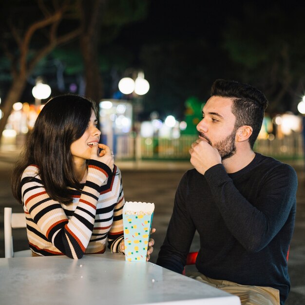 Pareja comiendo en el parque de atracciones