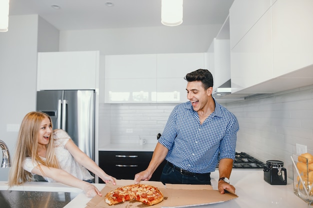 pareja comiendo una pizza