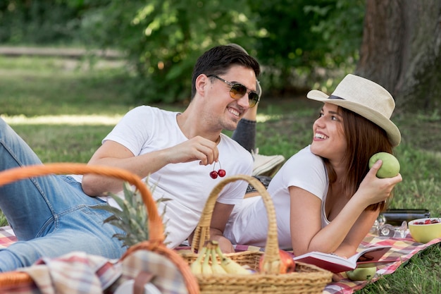 Pareja comiendo sano mientras se miran