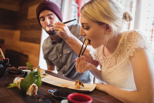 Pareja comiendo sushi