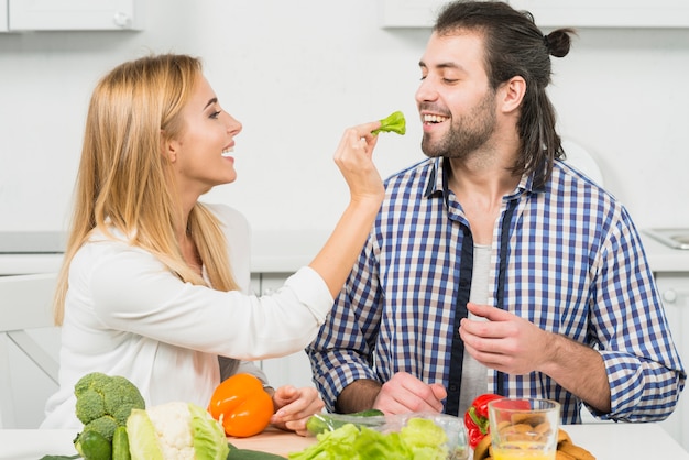 Pareja comiendo verduras